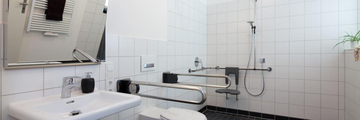 Eine altersgerechte oder rollstuhlgängige Badsanierung wird von den Pflegekassen mit bis zu 4000€ bezuschusst.  